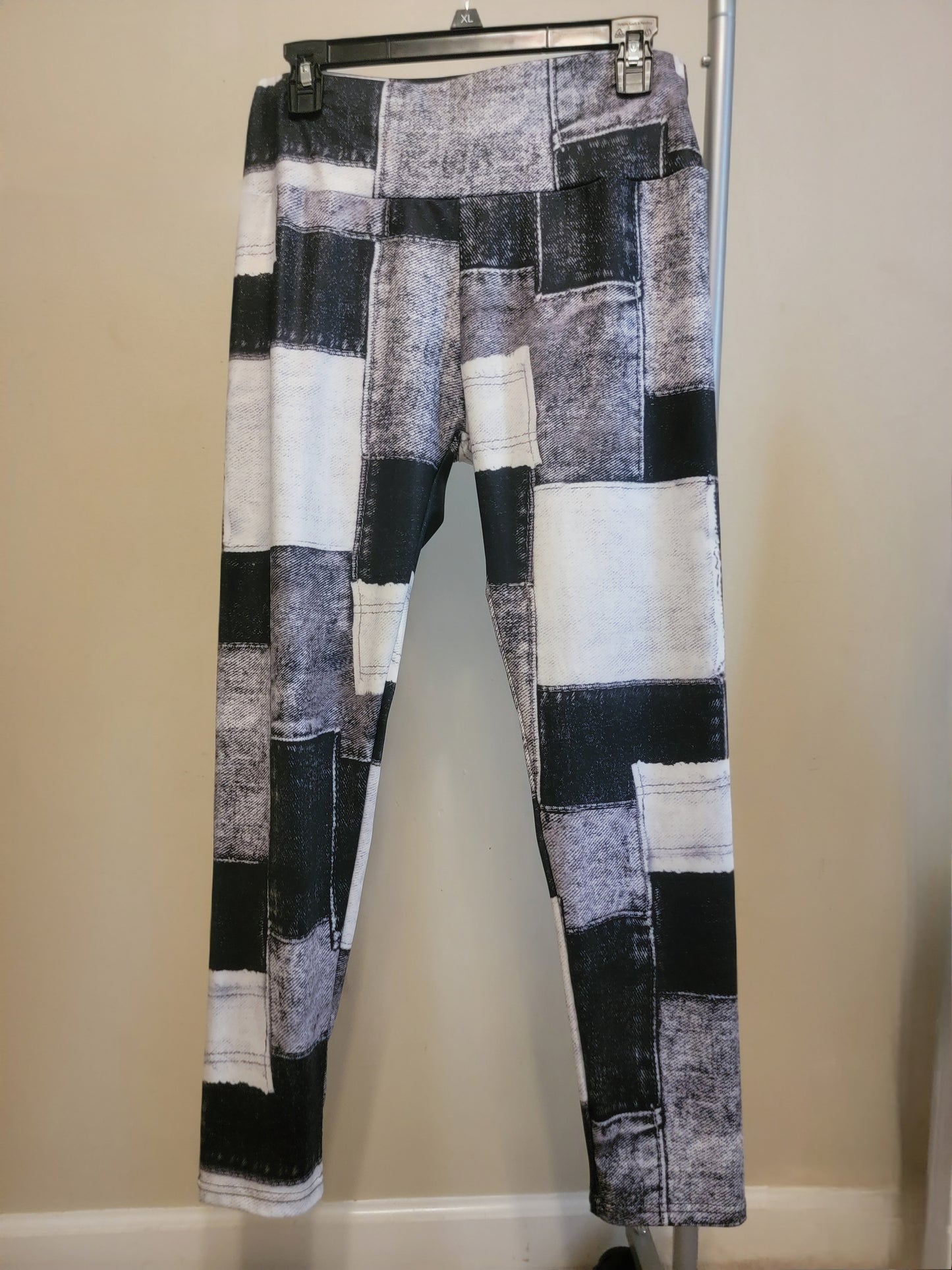 Black & Gray Patchwork Print Leggings — Size XL