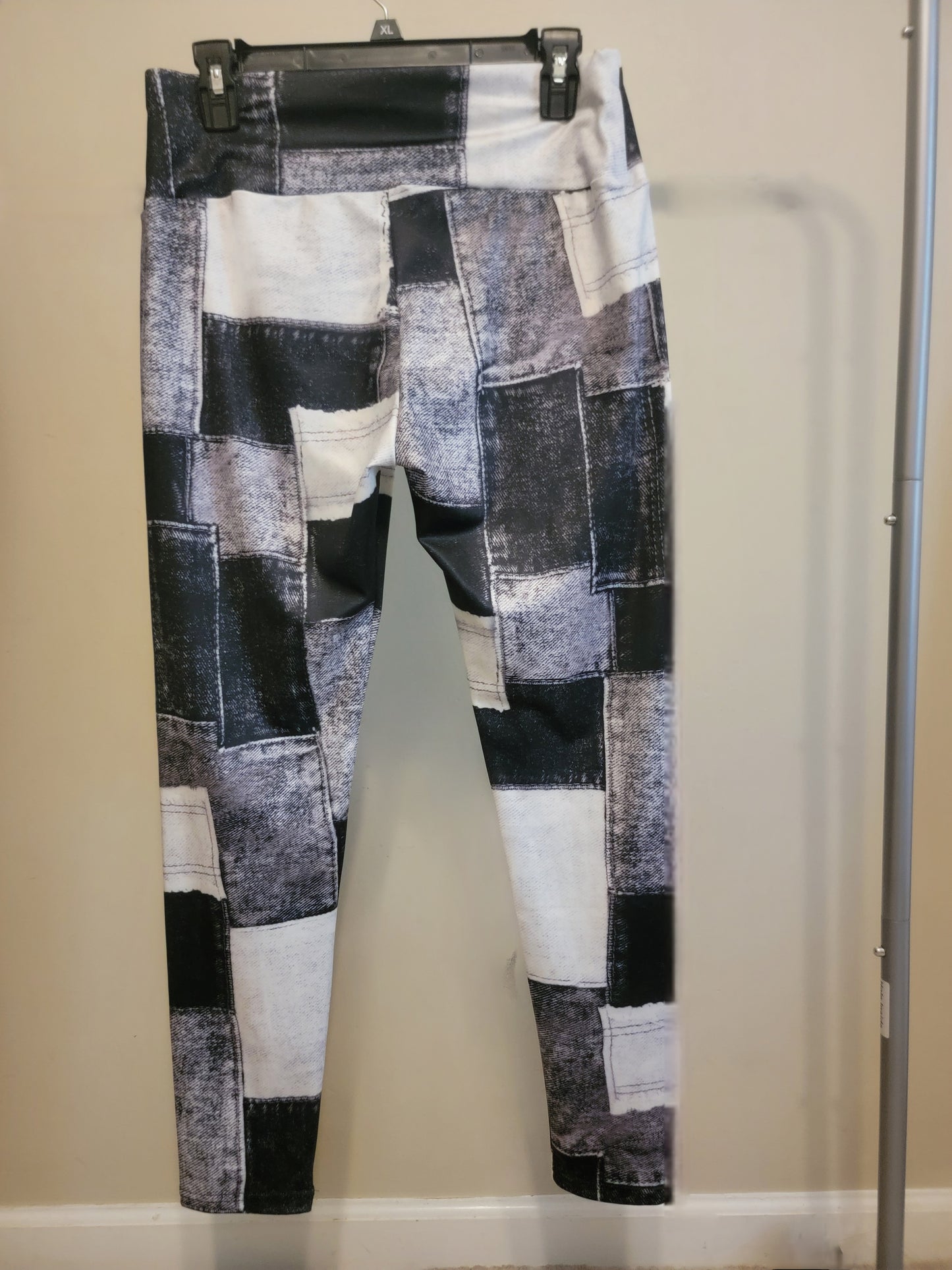 Black & Gray Patchwork Print Leggings — Size XL