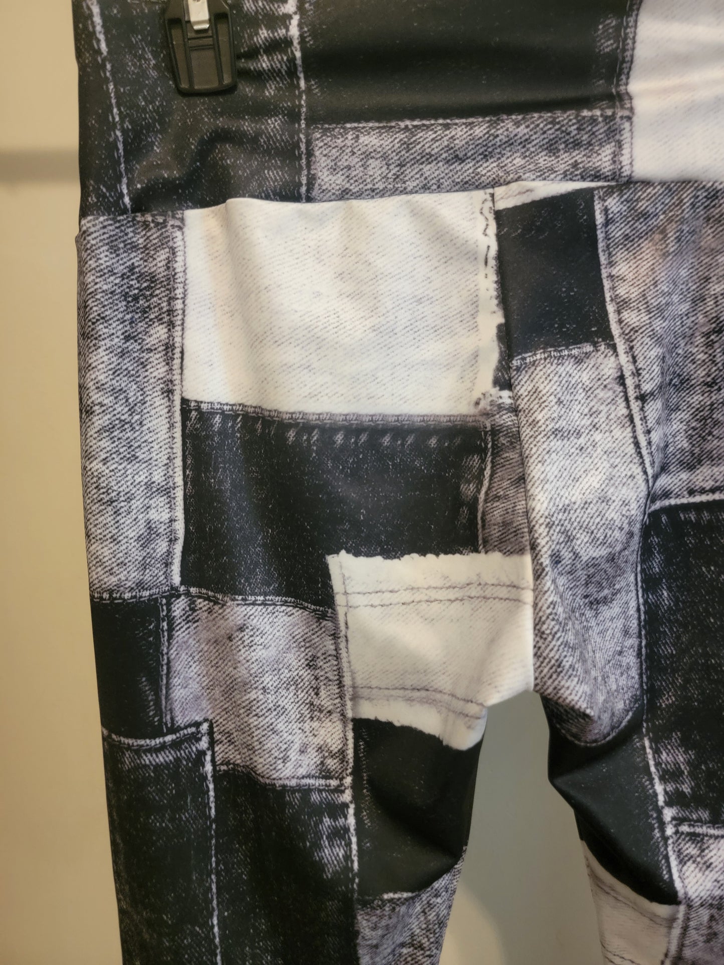 Black & Gray Patchwork Print Leggings — Size XL