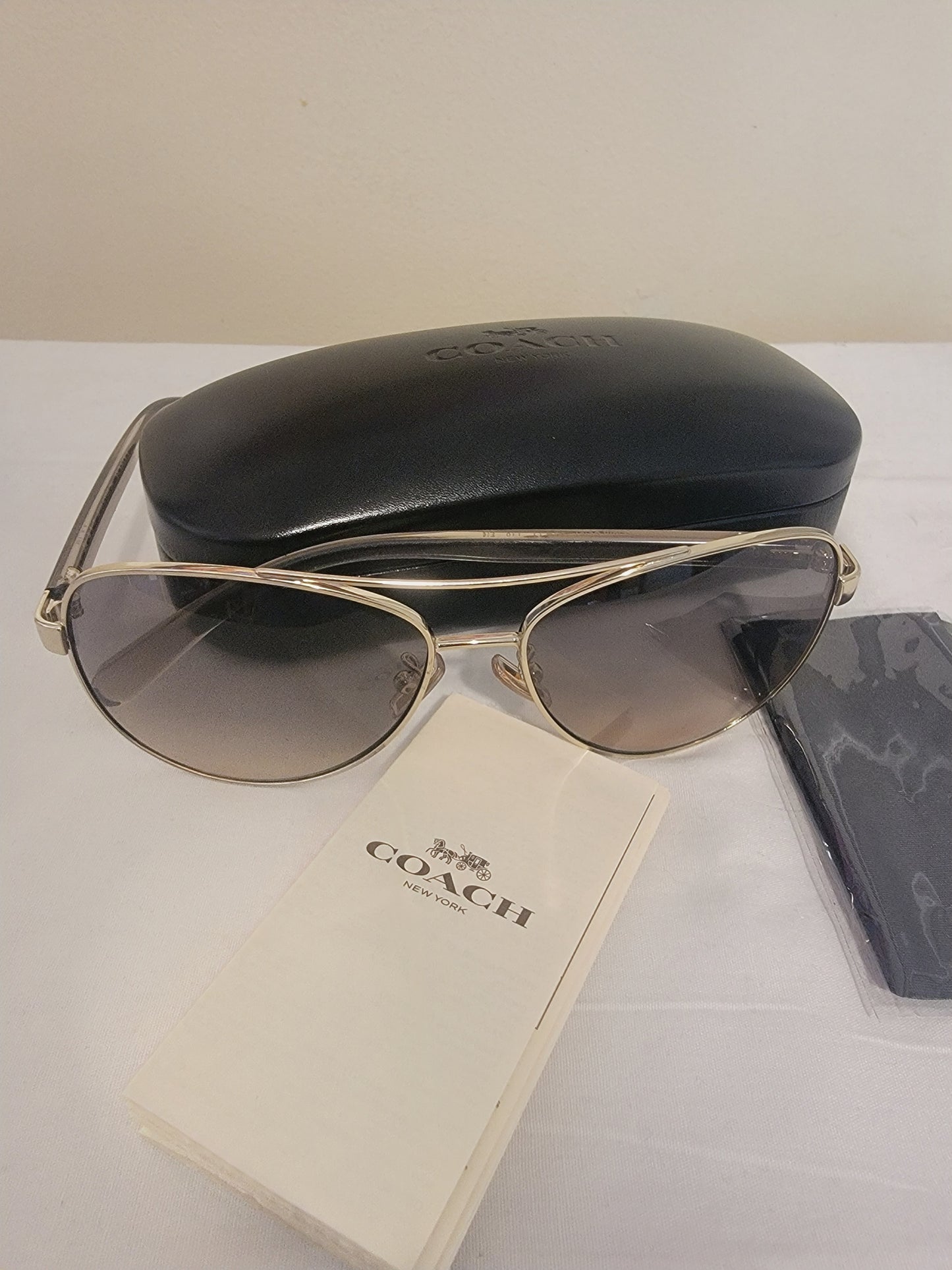 Coach HC7077 Horse & Carriage Pilot Sunglasses – Gold Aviator | Pre‑Owned by REnewd