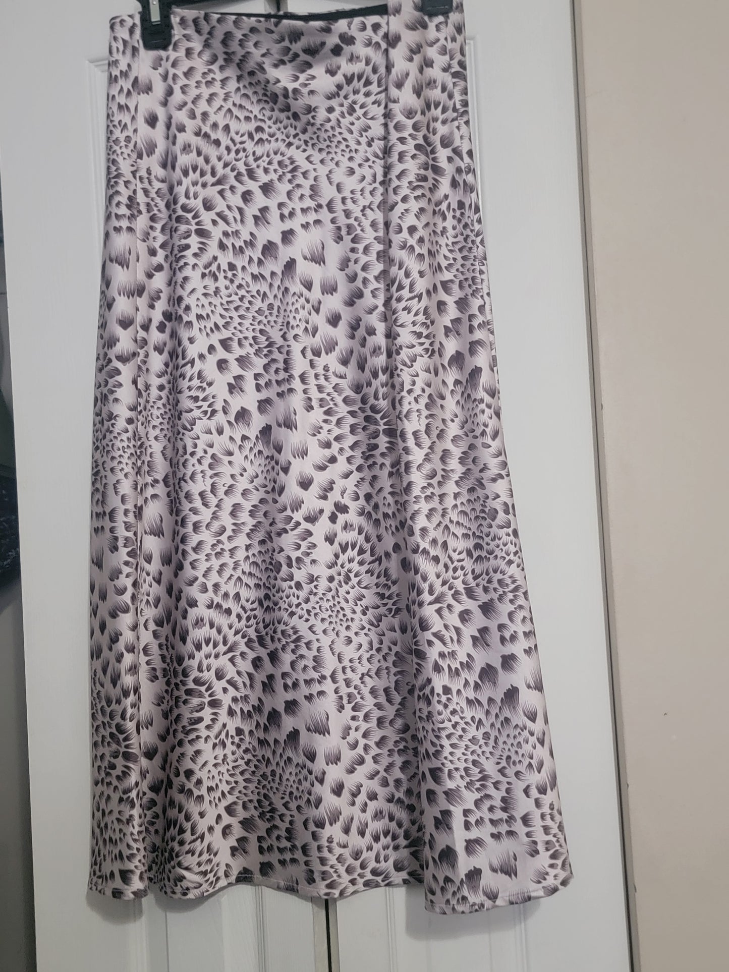 High-Waisted Silk Leopard Midi Skirt – Tan & Black, Size L | Pre-Owned by REnewd
