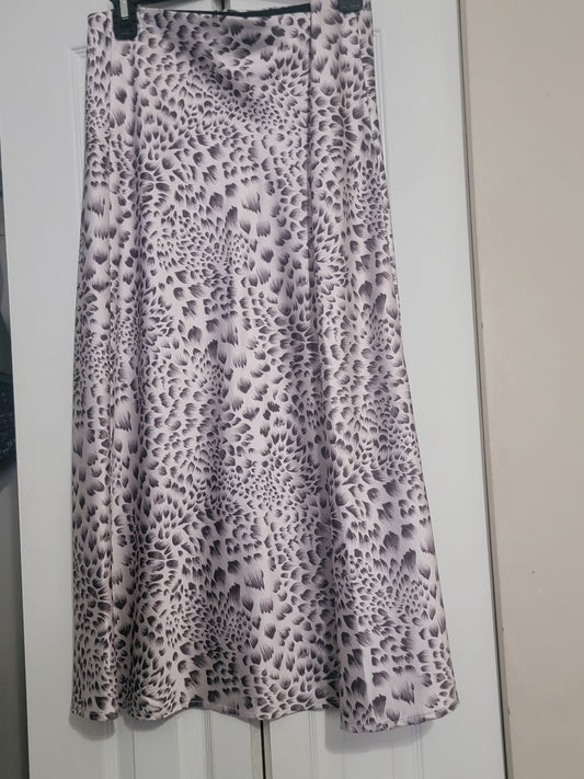 High-Waisted Silk Leopard Midi Skirt – Tan & Black, Size L | Pre-Owned by REnewd