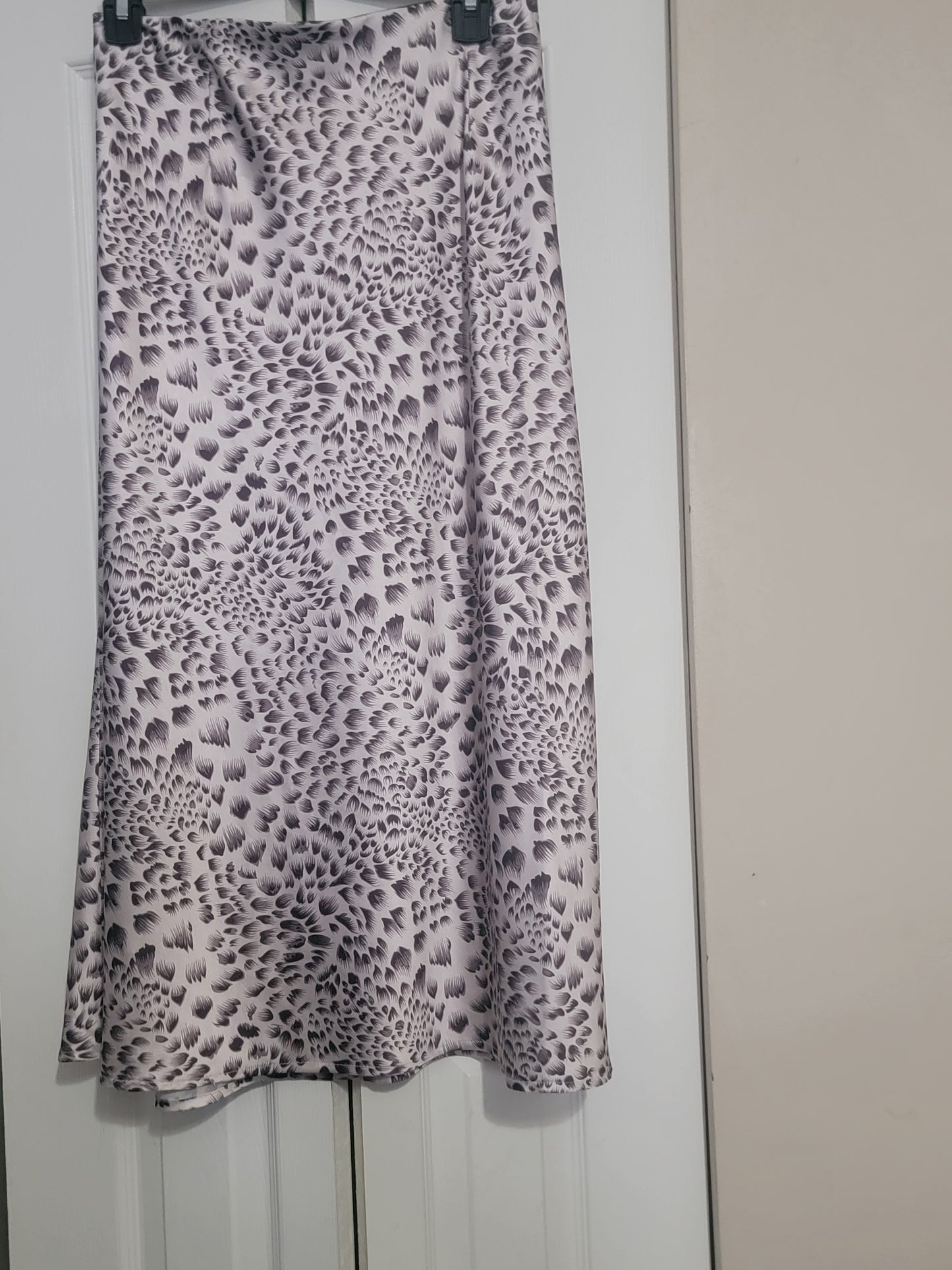High-Waisted Silk Leopard Midi Skirt – Tan & Black, Size L | Pre-Owned by REnewd