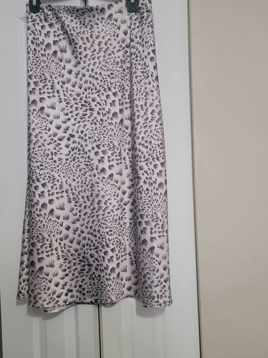 High-Waisted Silk Leopard Midi Skirt – Tan & Black, Size L | Pre-Owned by REnewd